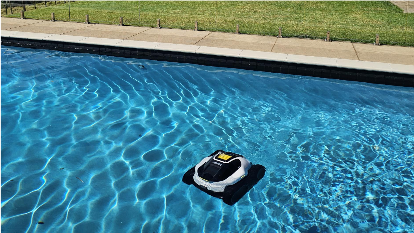¿Vale la pena comprar un robot limpiafondos piscina? Pros, contras y guía 2025