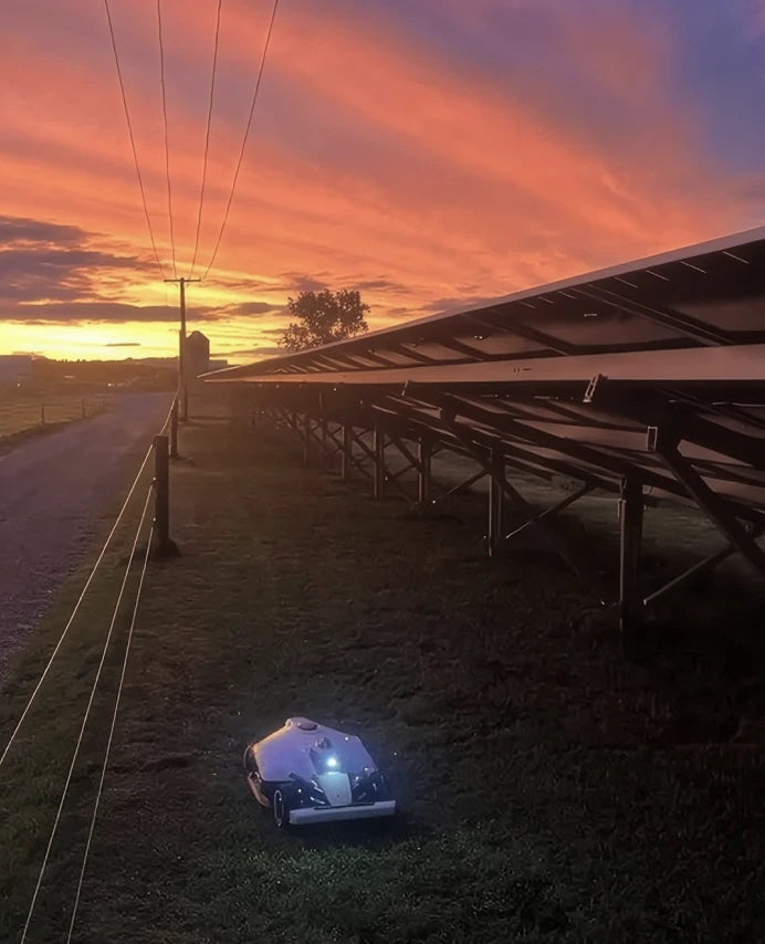 "Mantiene el césped bajo nuestros paneles solares bonito y bien cuidado."