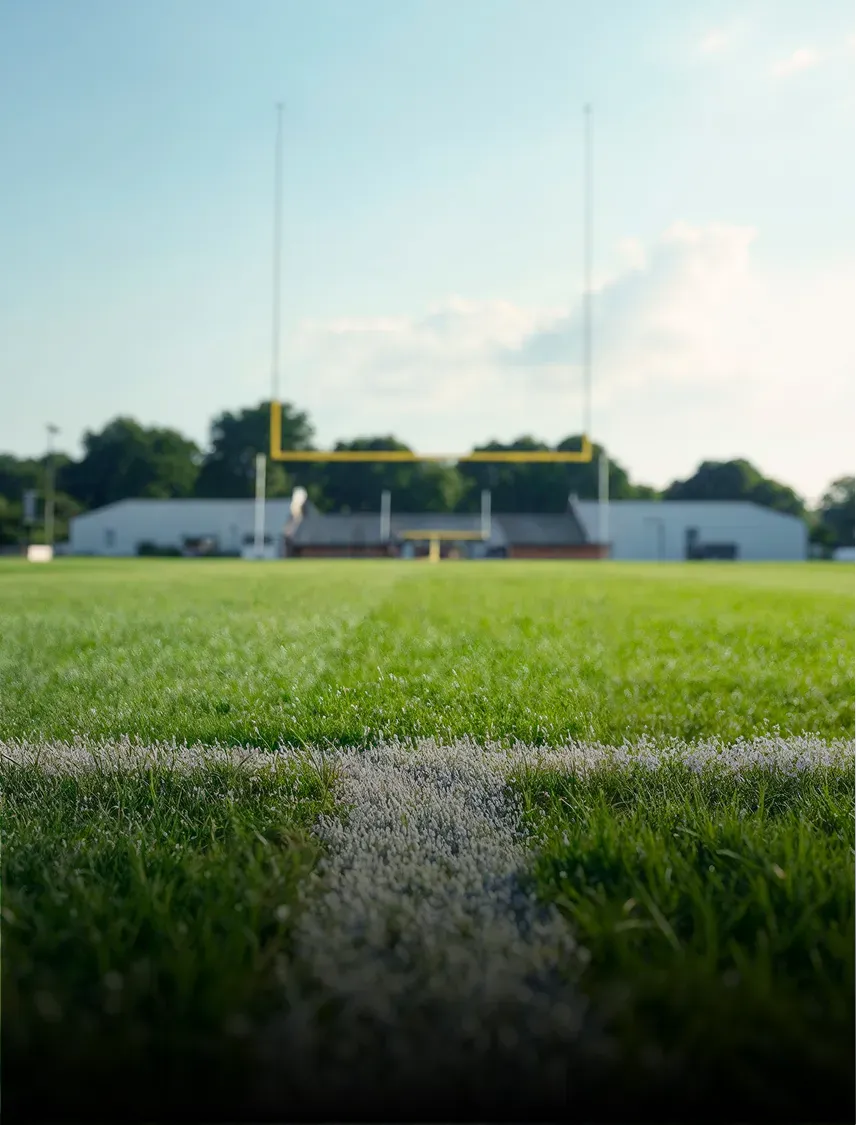 Campo deportivo bajo los focos de un estadio
