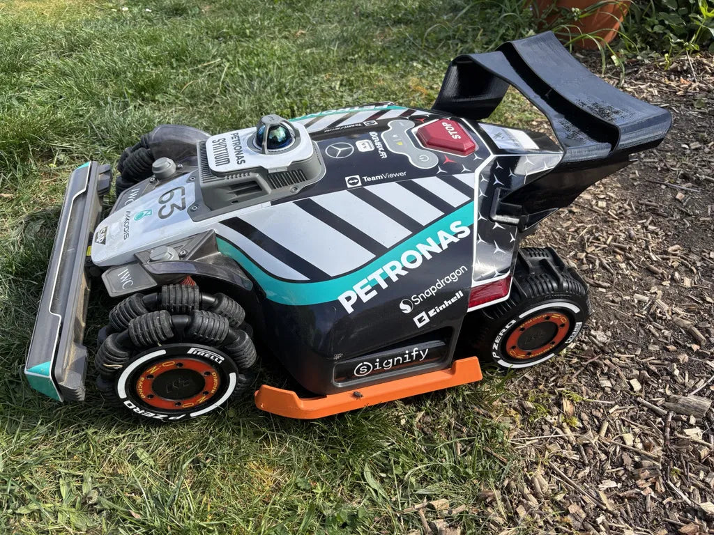 Cortacésped robótico LUBA con pegatinas de carreras